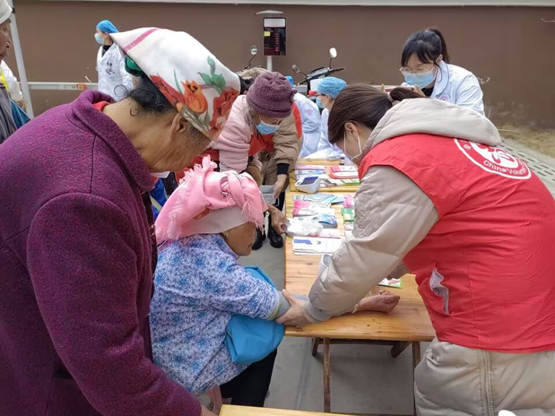 党员到社区开展健康监测志愿服务活动