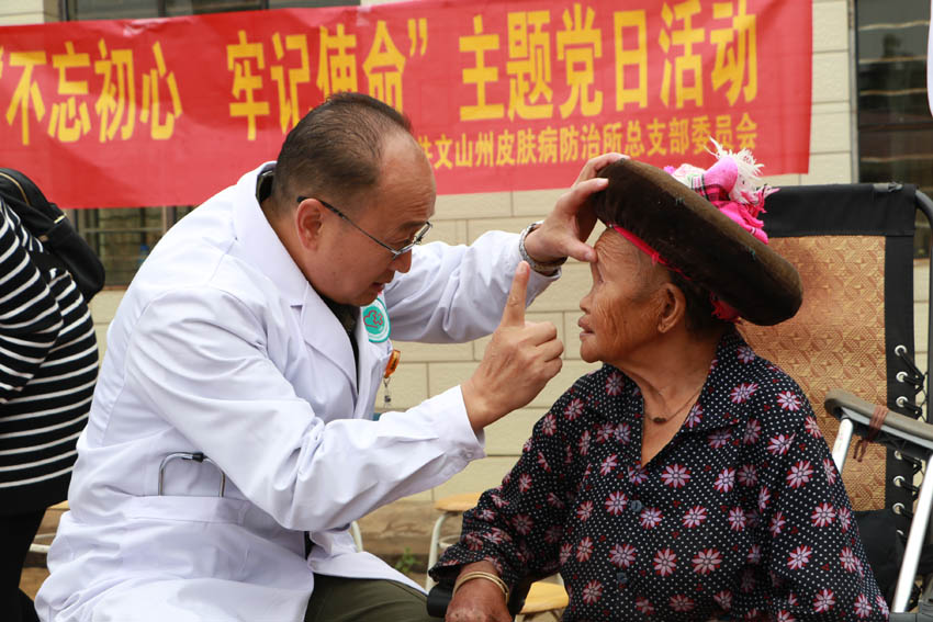 龙恒为老百姓做体检。云南省科技厅供图