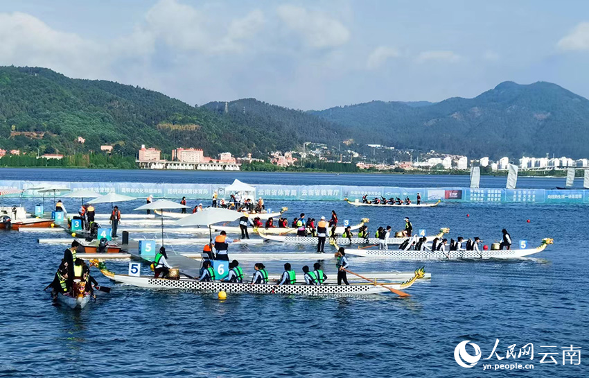 第11届中国大学生龙舟锦标赛鸣枪开赛。人民网 曾智慧摄