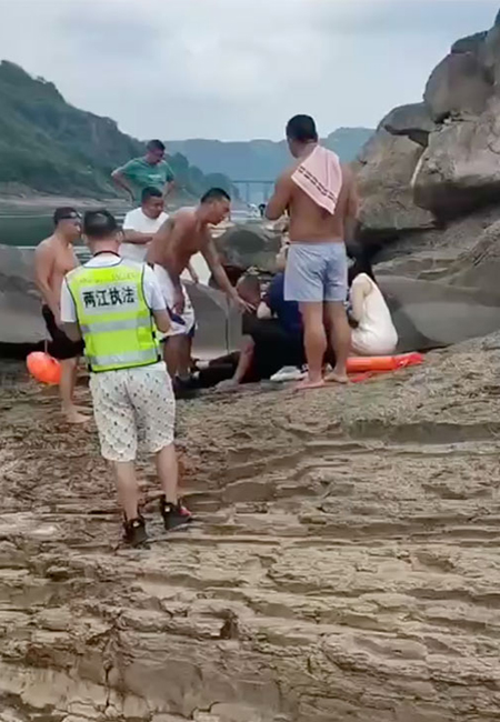 现场多人合作将落水父子成功救上岸。 张永刚供图