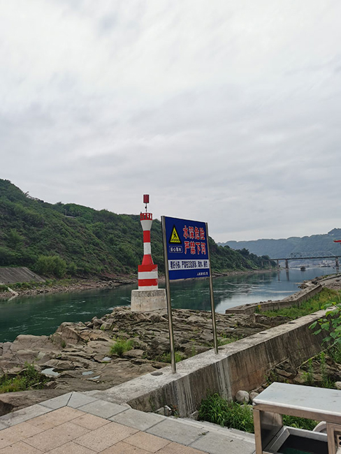    临江公园江边沿岸多处设置有温馨提示牌。 张永刚供图