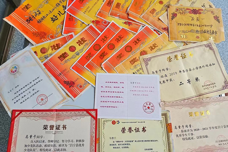 202年6月6日马曾于密密麻麻的各类奖状（马光宗摄