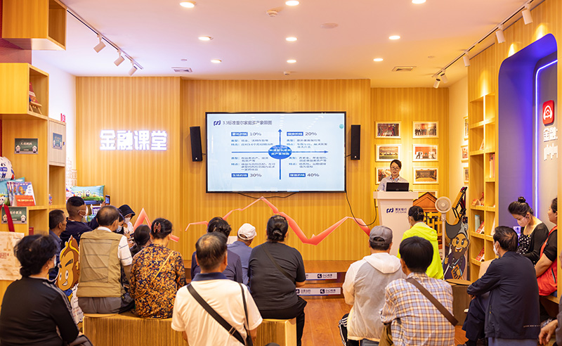：双龙桥社区老年人在听浦发银行工作人员讲解金融知识。 杨鸣摄