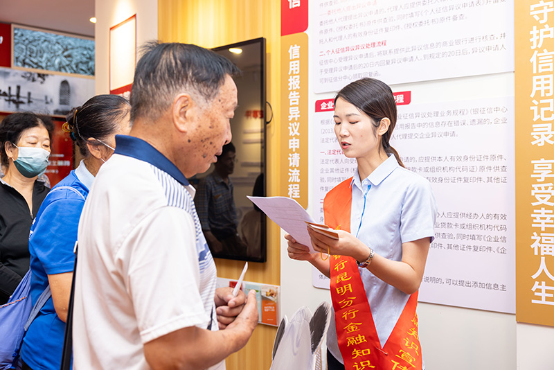 双龙桥社区老年人积极参与游园活动。 杨鸣摄