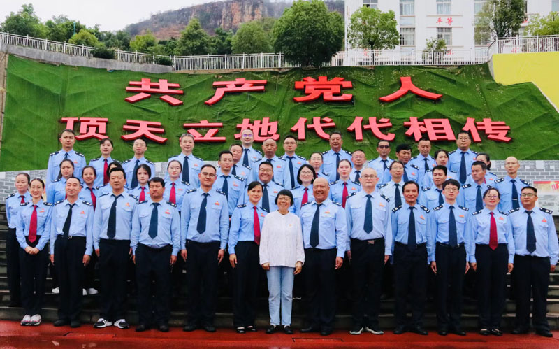 图说：丽江市税务纪检部门临时党支部走进华坪女高，走近时代楷模张桂梅老师，开展内容丰富的党性教育活动。（摄影  李泽江）