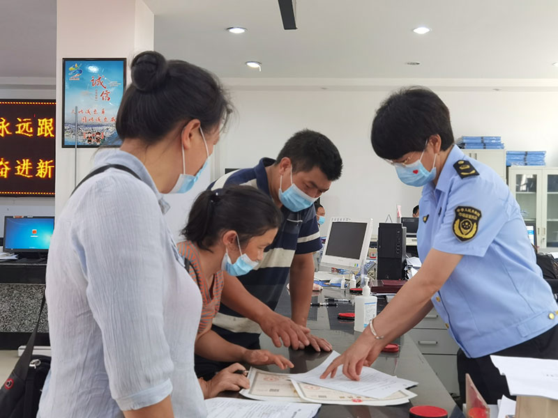 指导群众办理业务。澜沧县融媒体中心供图