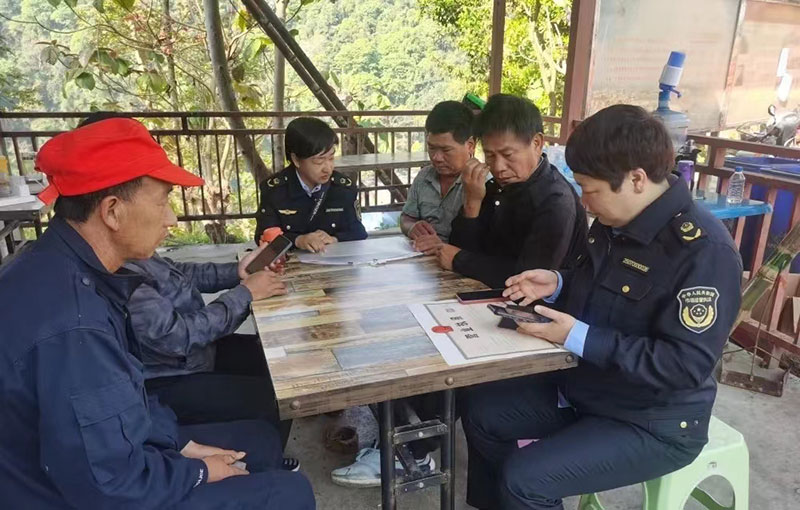 指导群众办理业务。澜沧县融媒体中心供图