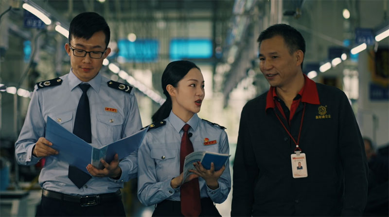 国家税务总局昆明市盘龙区税务局问计问需，为企业送上税收优惠政策。（王春媛摄）