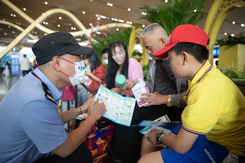 民警向旅客介绍禁毒知识。云南省公安厅民用机场公安局供图