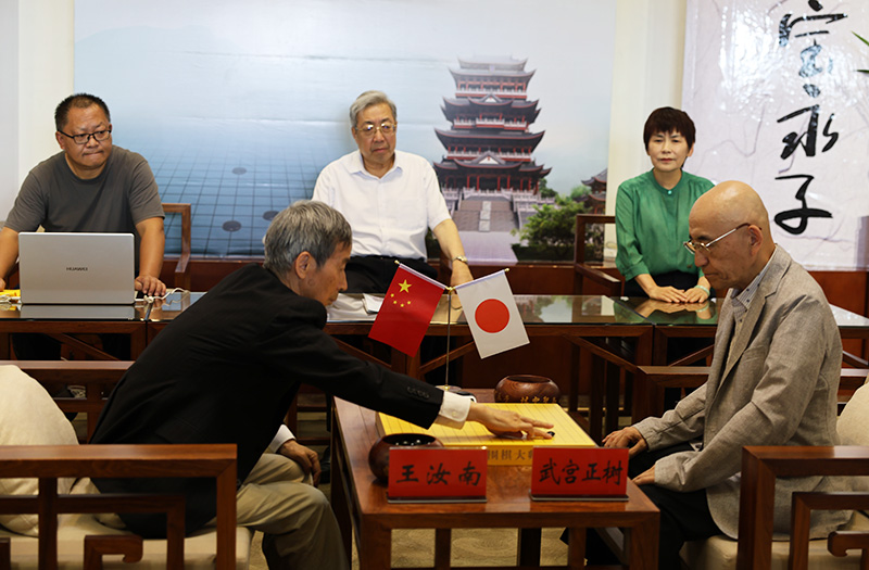 2023年“一帶一路•七彩雲南”永子杯圍棋大師賽在雲南保山開賽，圖為第一輪比賽，中國棋手王汝南八段對陣日本棋手武宮正樹九段。魏席鑫--攝