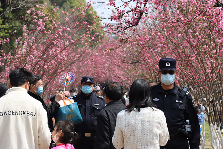 民警在昆明动物园开展巡逻。昆明市公安局五华分局供图
