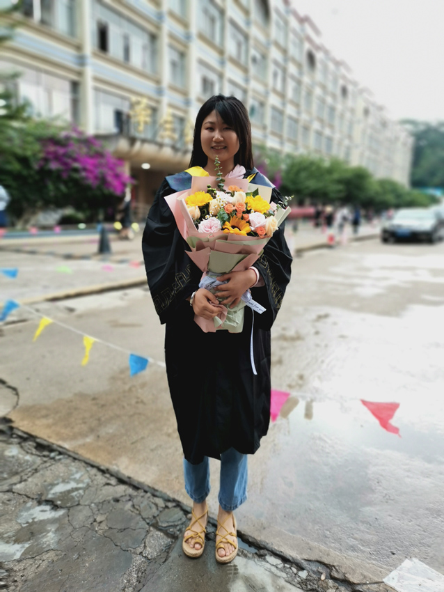 大学毕业时的谭志梅。受访者供图