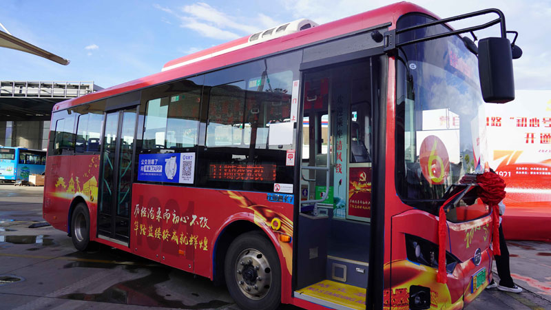 71路“初心号”红色专线公交车。王晓梅摄