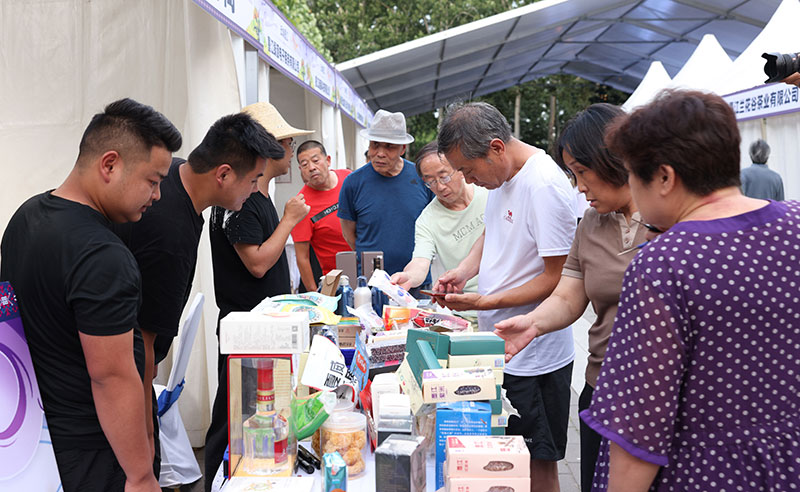市民在展销区咨询购买产品。