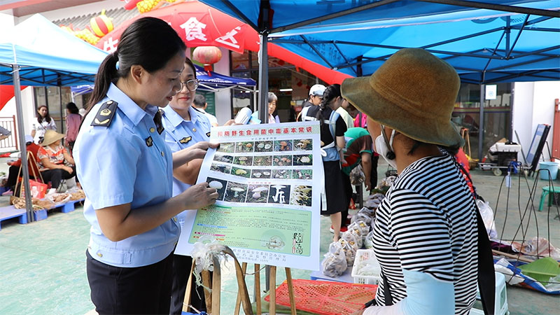 宁洱县市场监督管理局工作人到农贸市场开展宣传。苏红亮摄