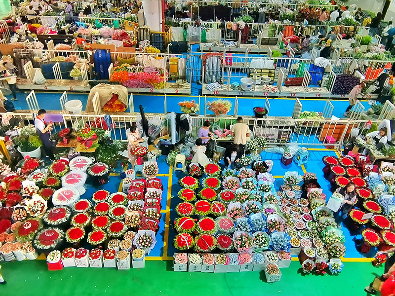 斗南花市，各色花束等待出售。刘怡摄