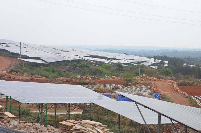 光伏發電項目，滿山的太陽能發電板。