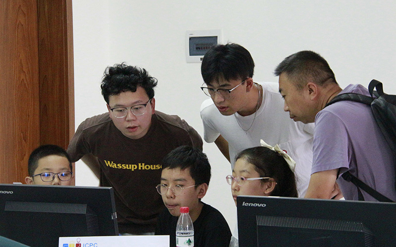 “蒙青创”信奥队队员到昆明云大参加ACM-ICPC丝绸之路国际大学生程序设计大赛，师生在云大合影。王润文摄