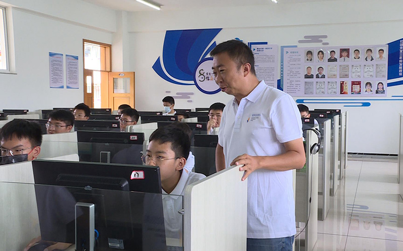 老师在指导学员编程。赵钒雅摄