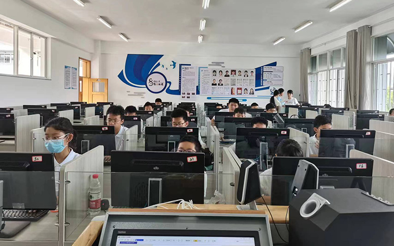 信息编程培训现场。赵钒雅摄