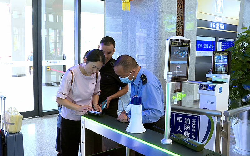 旅客周汉梅一家在检票。