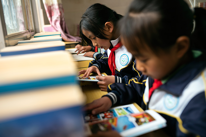 南华县的乡镇小学学生在东南大学捐赠的至善图书室读书。南华县委宣传部供图
