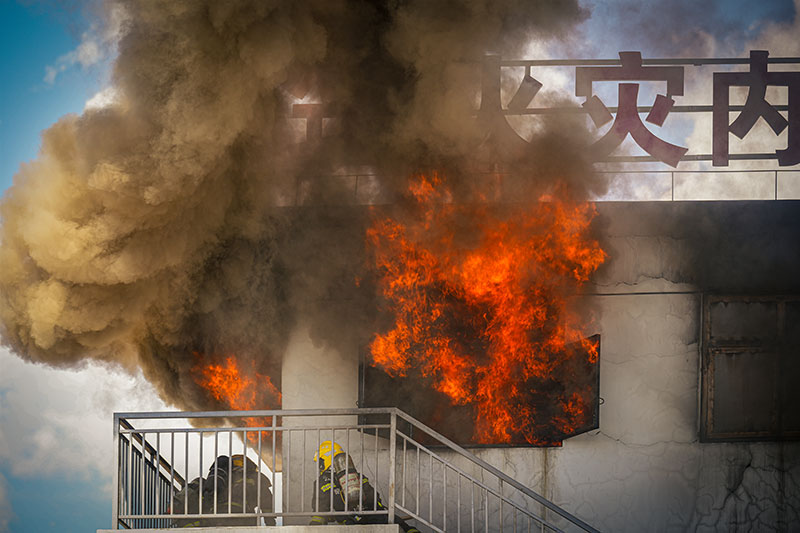 全国首个室内烟火特性训练基地在滇挂牌。云南省消防救援总队供图