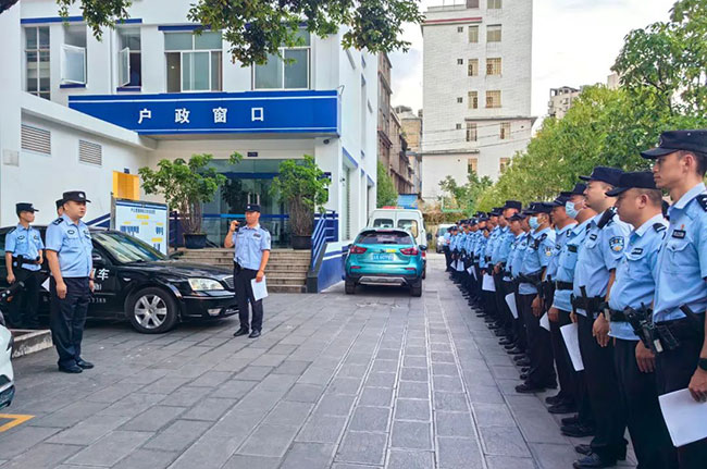 昆明市公安局五华分局组织开展夏夜治安巡查宣防集中统一行动。五华分局供图