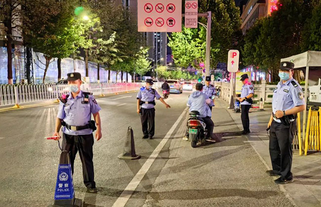 昆明市公安局五华分局组织开展夏夜治安巡查宣防集中统一行动。五华公安供图