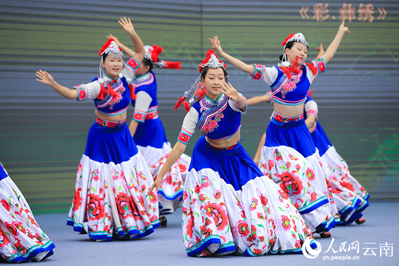 由東南大學創作的舞蹈《彩·彝繡》。人民網記者 李發興攝