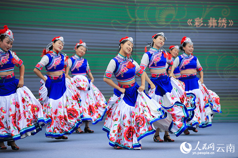 由東南大學創作的舞蹈《彩·彝繡》。人民網記者 李發興攝