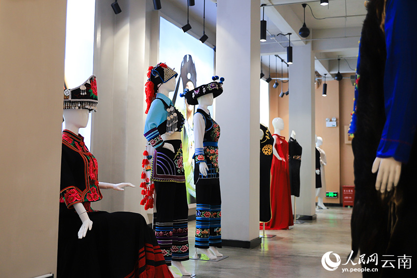 馆内展出的彝绣服饰。人民网记者 李发兴摄