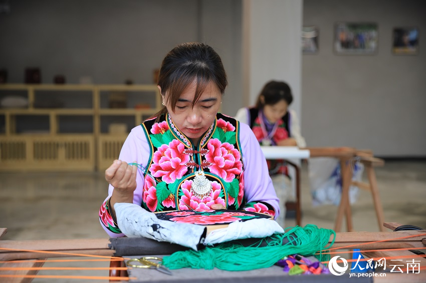 繡工正在刺繡。人民網記者 李發興攝