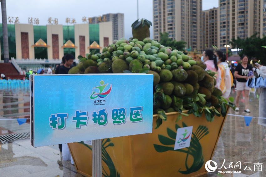 不少市民和游客还在现场设置的打卡点拍照留念。曾麻干摄