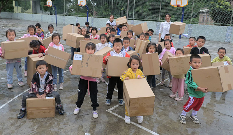 孩子们收到心愿礼物。崔艳文摄