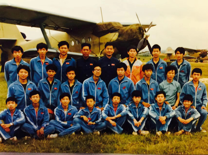 1981年云南省航模运动队合影（二排左二为年轻时的付昆祥）。