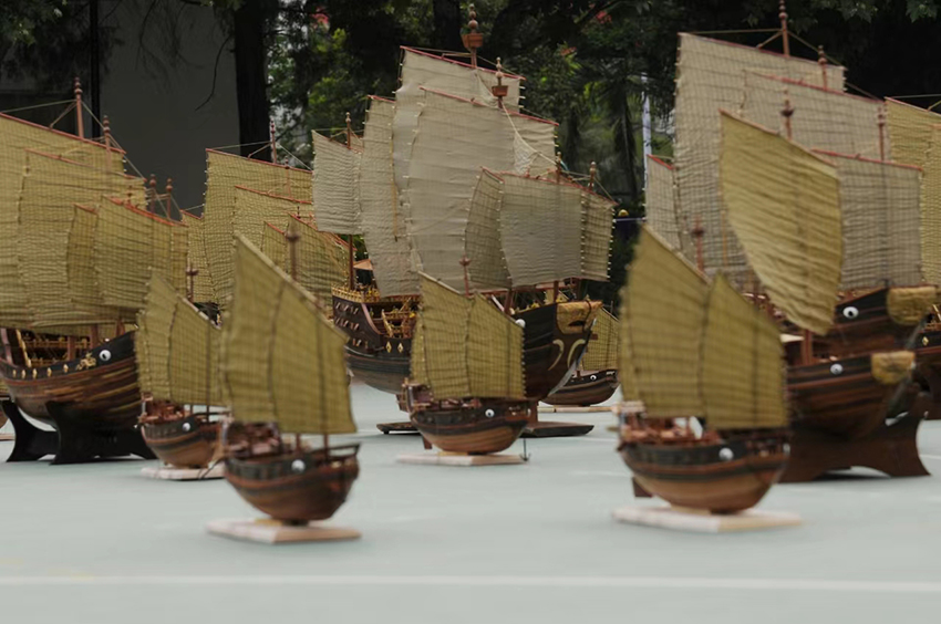 郑和船队模型在昆明市外国语学校展出。