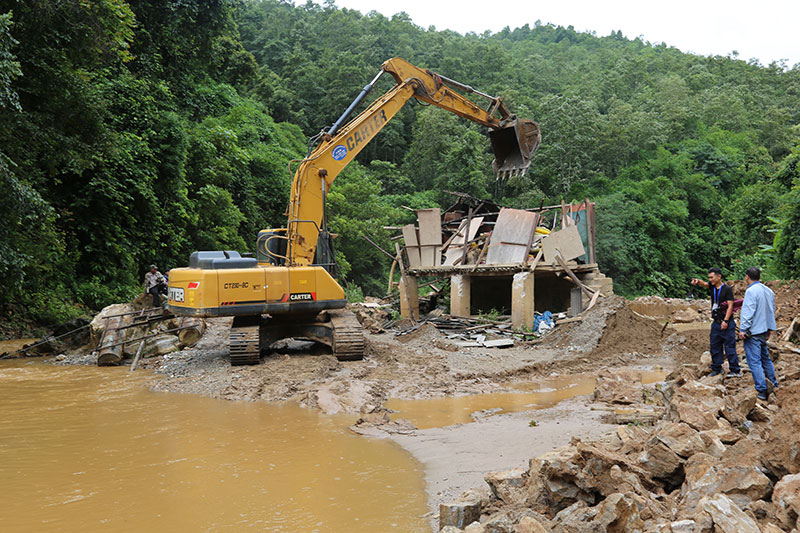 清理河边违规建筑。艾嘎摄
