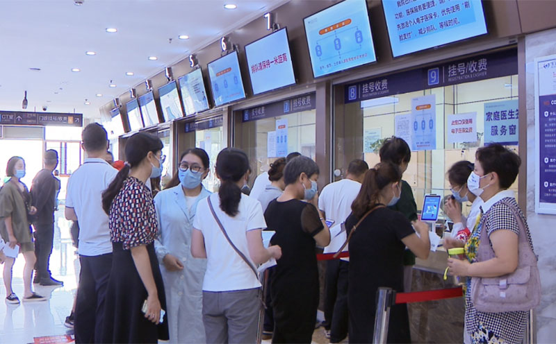 市民在工作人员指引下“刷脸支付”-。刘歆旎摄