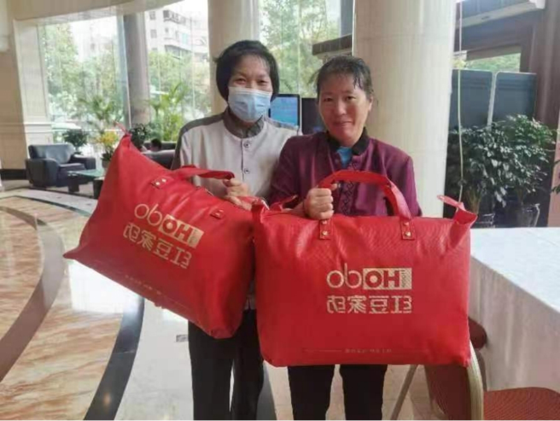 收到暖心礼包的职工
