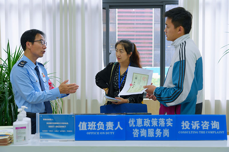 维西县税务局邀请各行业代表作为“税费服务体验师”走进办税服务厅，感受税费服务新变化。和瑞摄