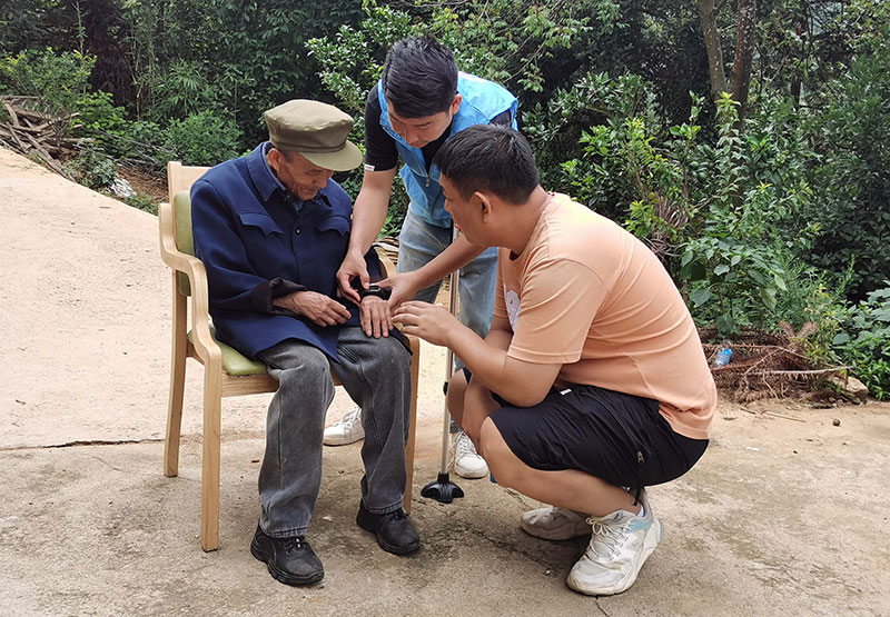工作人员上门服务，教授老人使用监护手表。张艳娥摄
