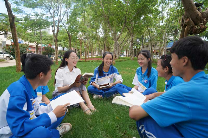 老师和同学们在公园内学习交流。李新飞摄