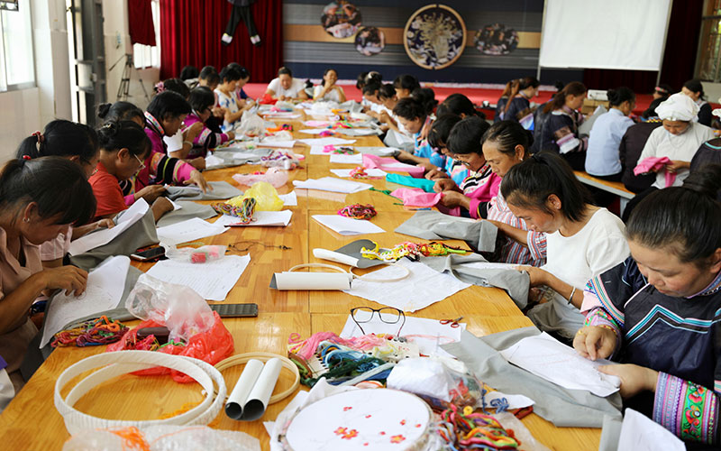滇黔桂跨省区刺绣产业联盟技能培训。