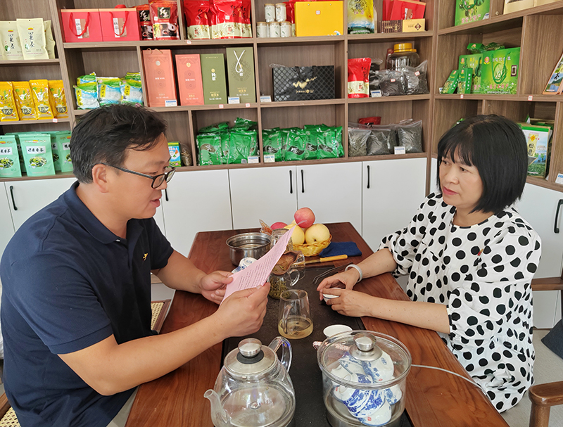 副经理李继唐（左）进店向零售户发放绿色倡议书---李冠南摄