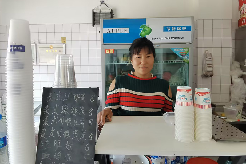 吕会清在店里忙碌。