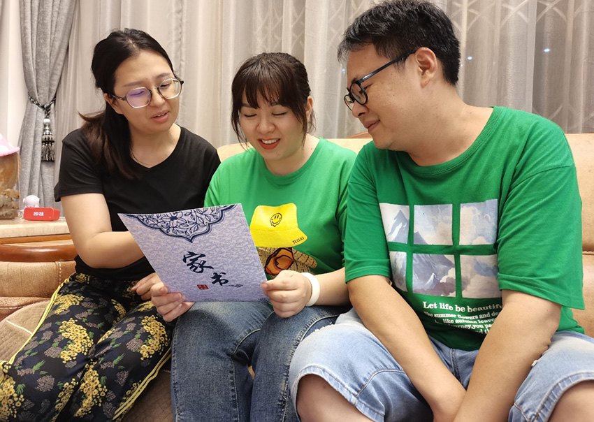 纪检监察室人员到新任职站长钱雷家中家访。张俊杰摄