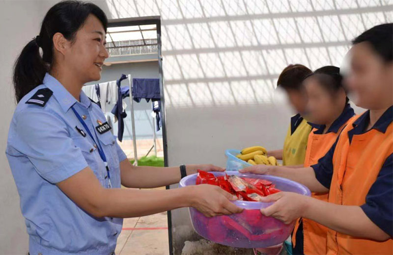 陈秀为在押人员发放节日礼品。