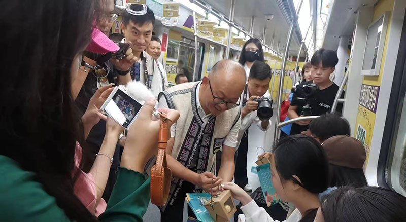 石林县委书记陈瑞斌向乘客发放邀请函。石林县委宣传部供图