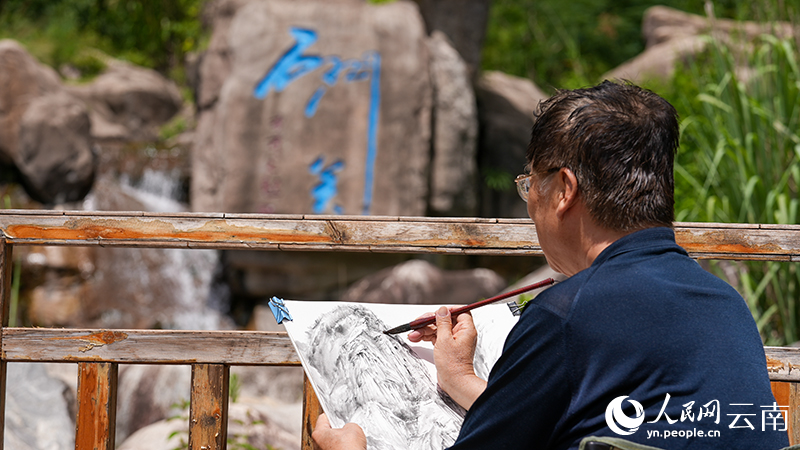 7月23日下午，一名画家正在漾濞县苍山西镇金牛村作画。人民网记者 虎遵会摄